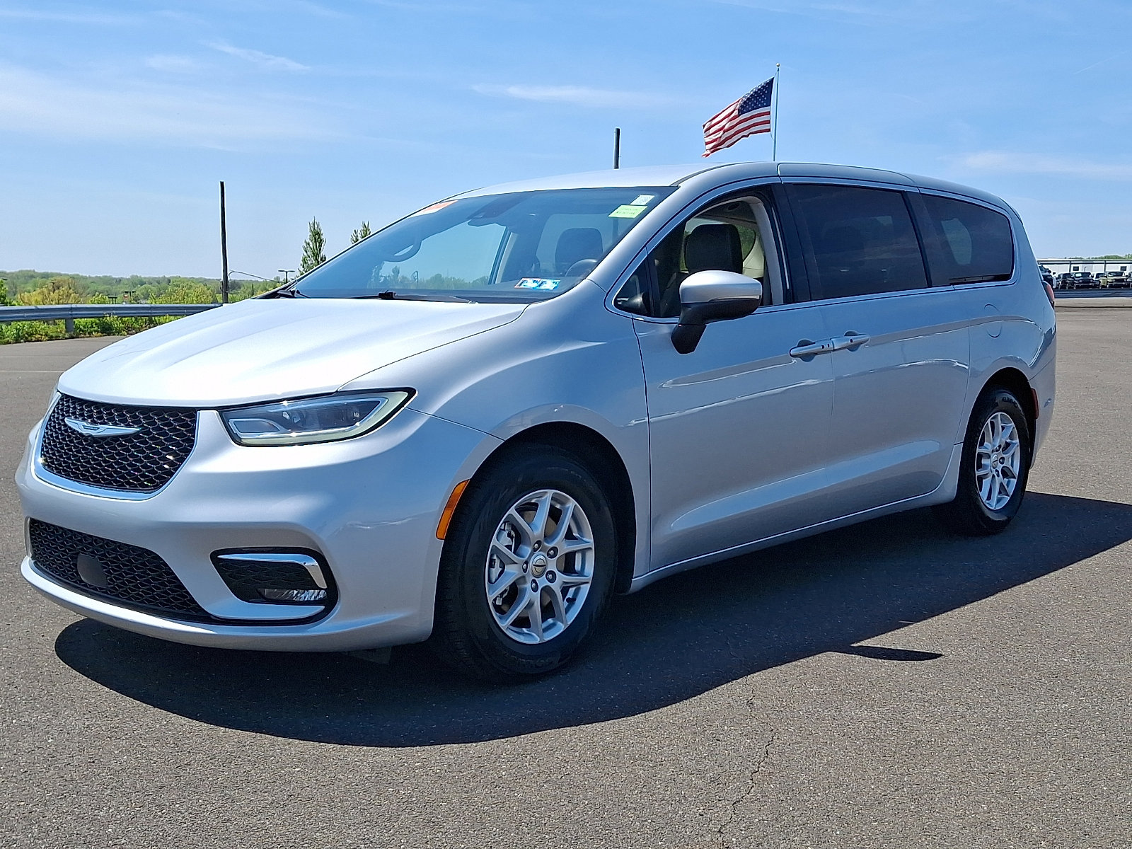 Certified 2023 Chrysler Pacifica Touring-L FWD image 3