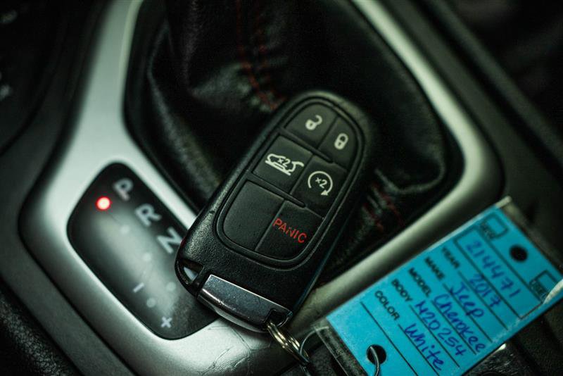 Used 2017 Jeep Cherokee Trailhawk image 23