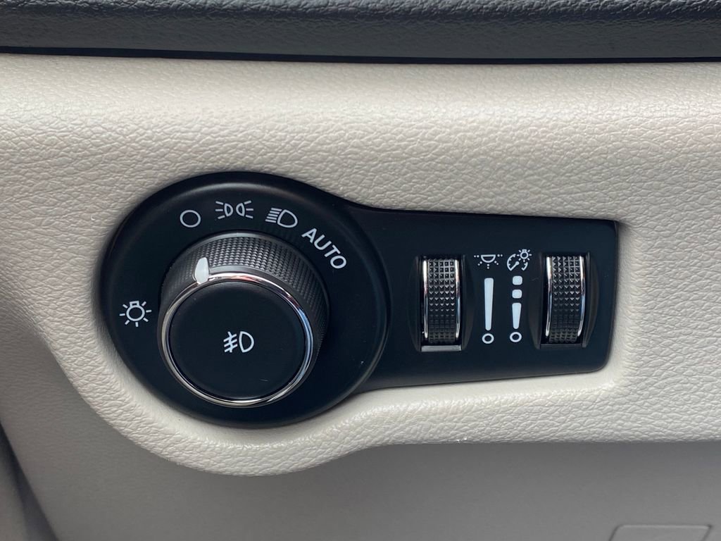 Used 2024 Chrysler Pacifica Touring-L image 24