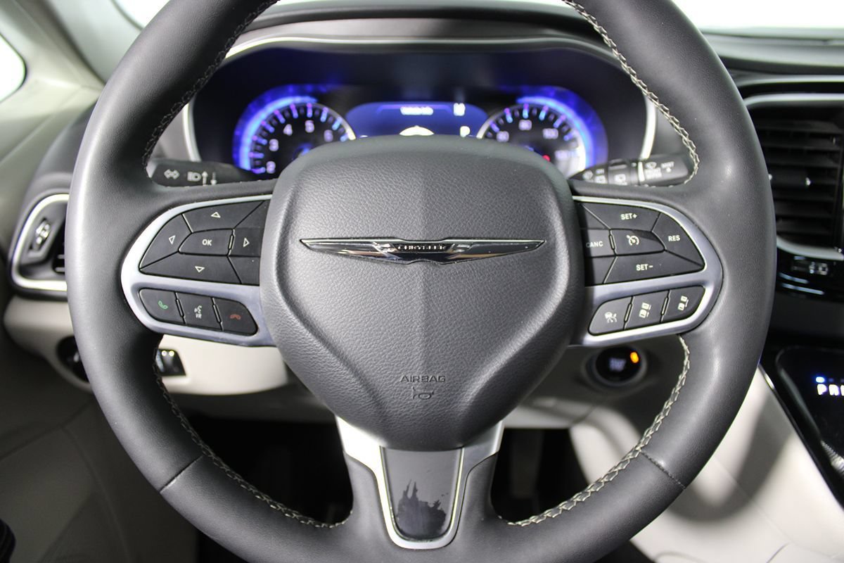 Used 2024 Chrysler Pacifica Touring-L FWD image 13