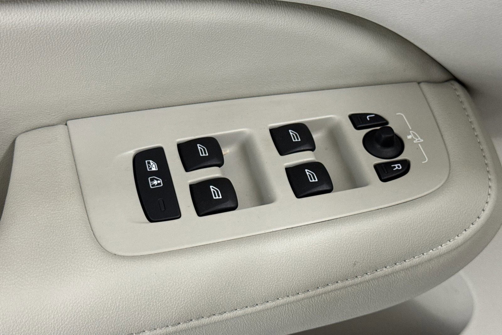 Used 2024 Volvo S60 T8 Ultimate w/ Climate Package image 13