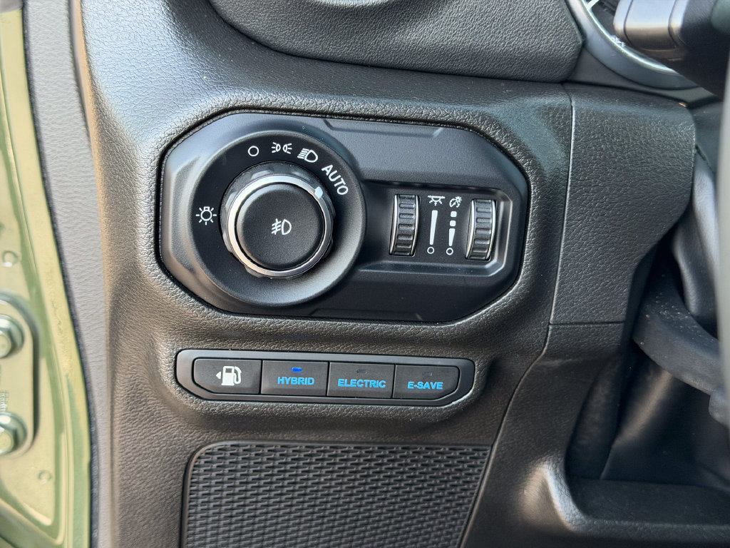Used 2022 Jeep Wrangler Unlimited Sahara AWD/4WD image 36