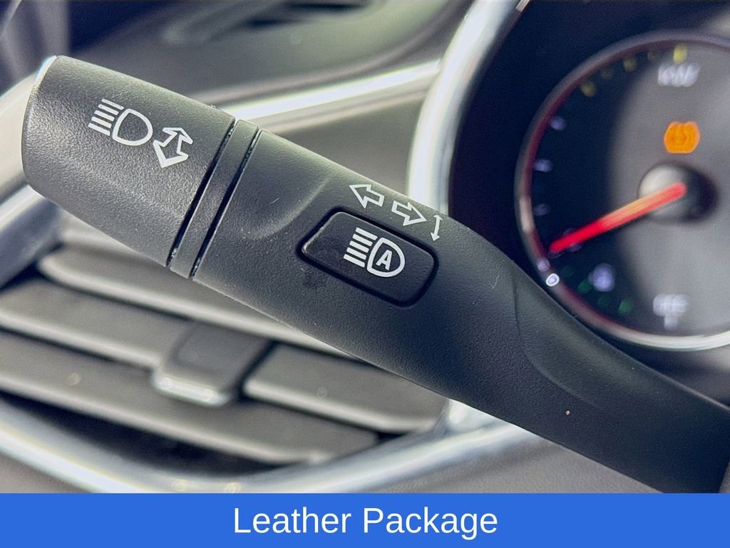 Used 2019 Chevrolet Malibu Hybrid w/ Leather Package image 15