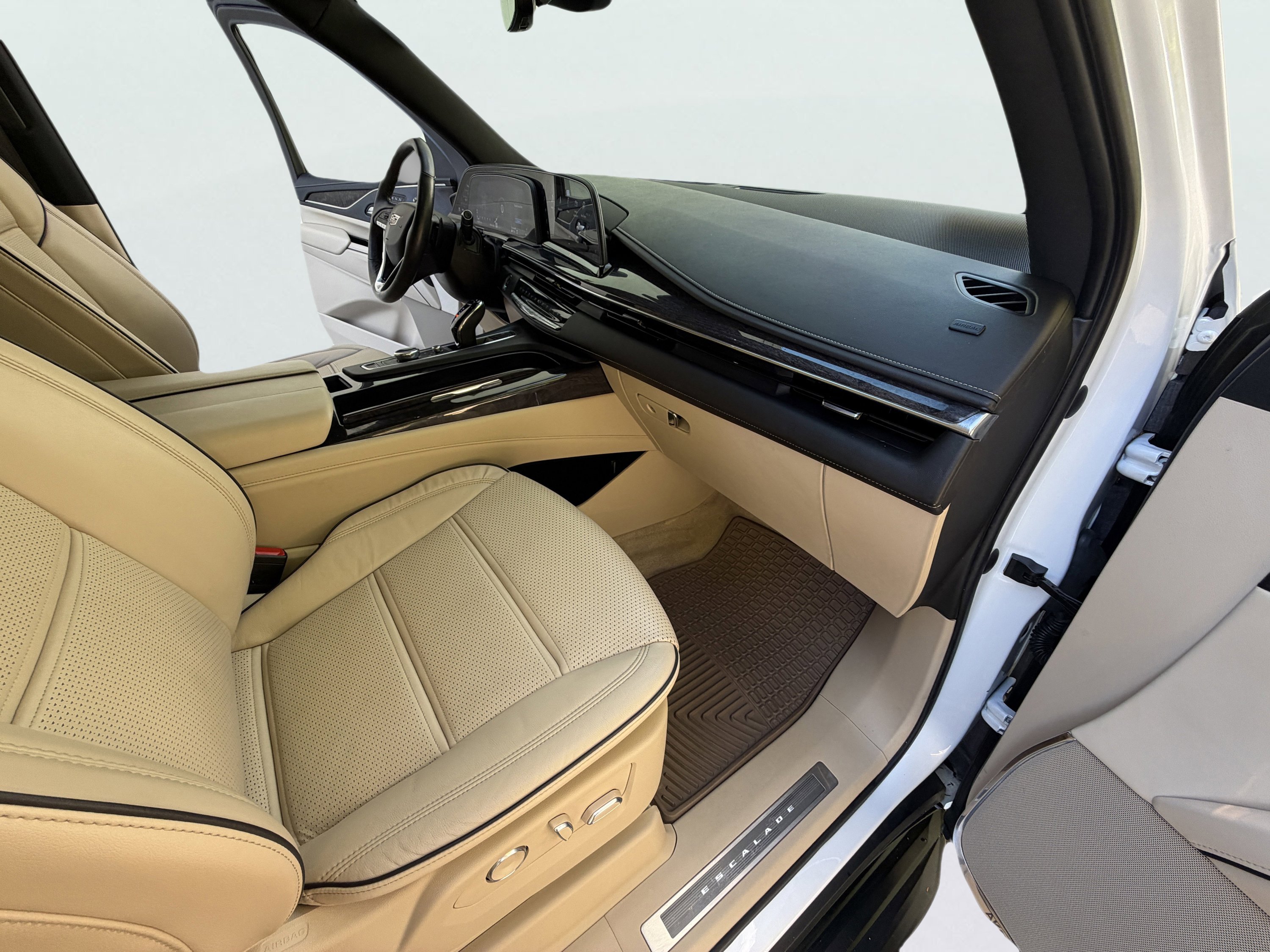 Used 2021 Cadillac Escalade ESV Premium Luxury w/ LPO, Illumination Package image 39