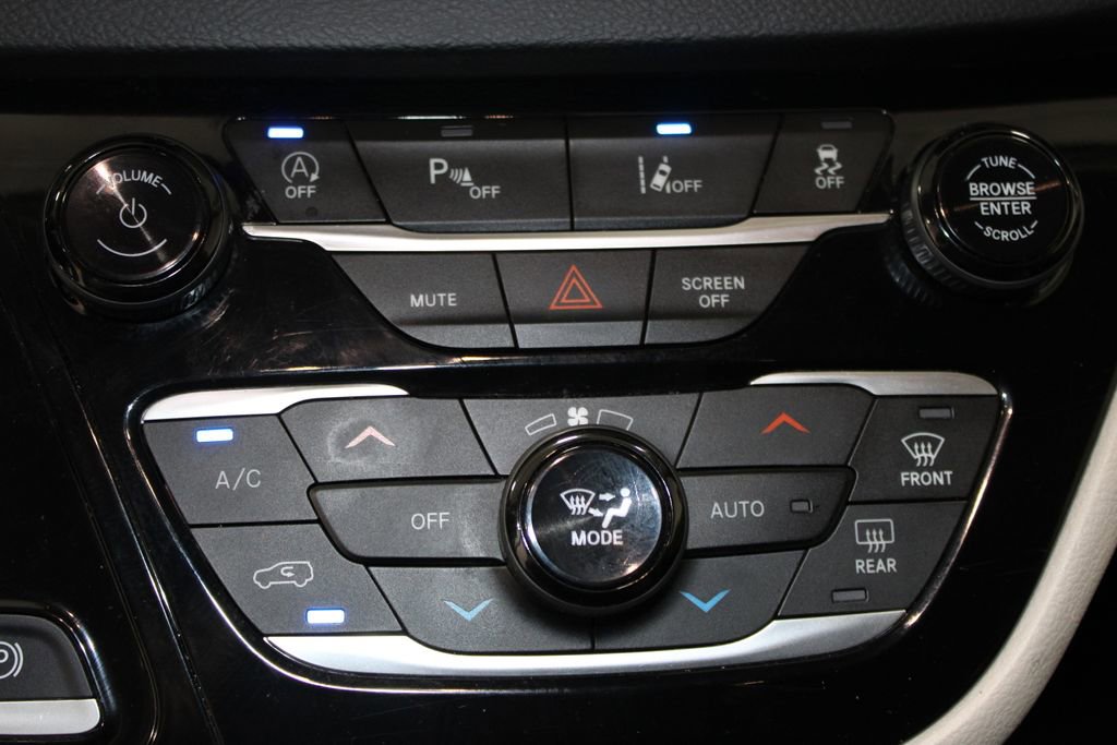 Used 2023 Chrysler Pacifica Touring-L FWD image 51