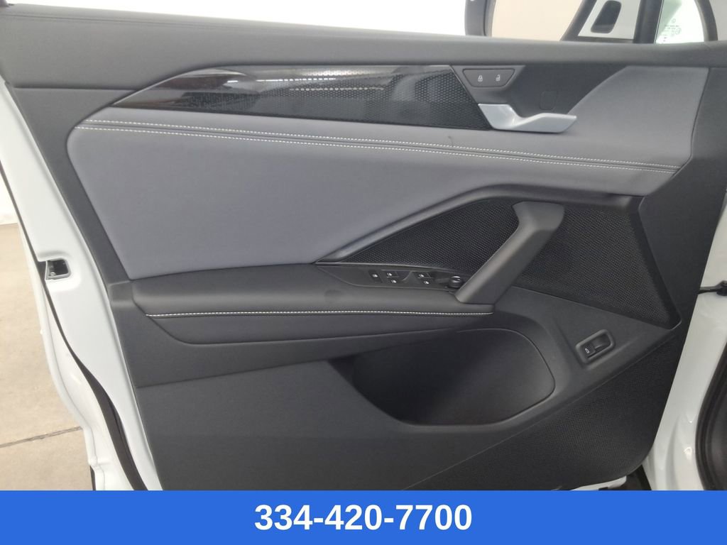 New 2025 Volkswagen Tiguan SE image 17