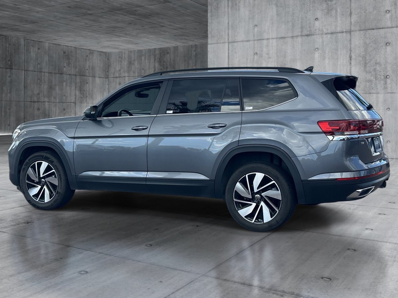 Used 2025 Volkswagen Atlas SE AWD/4WD image 3
