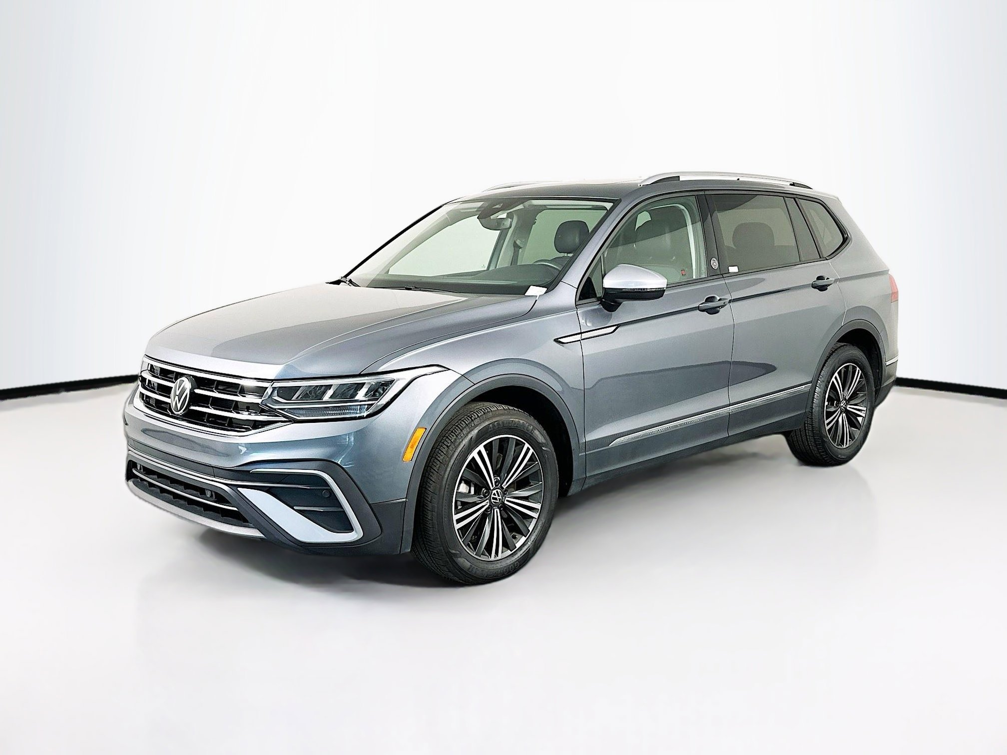 Used 2024 Volkswagen Tiguan Wolfsburg Edition image 3