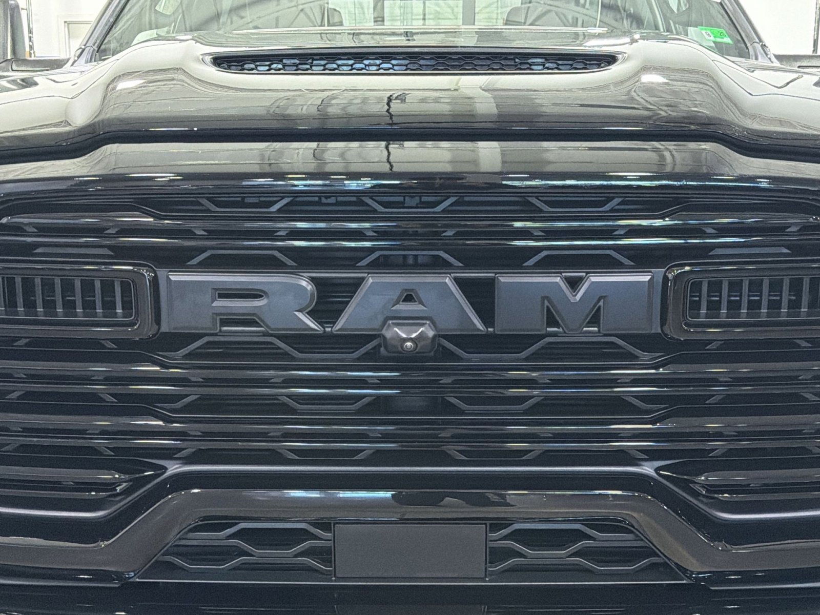 Used 2025 RAM 2500 Laramie AWD/4WD image 12