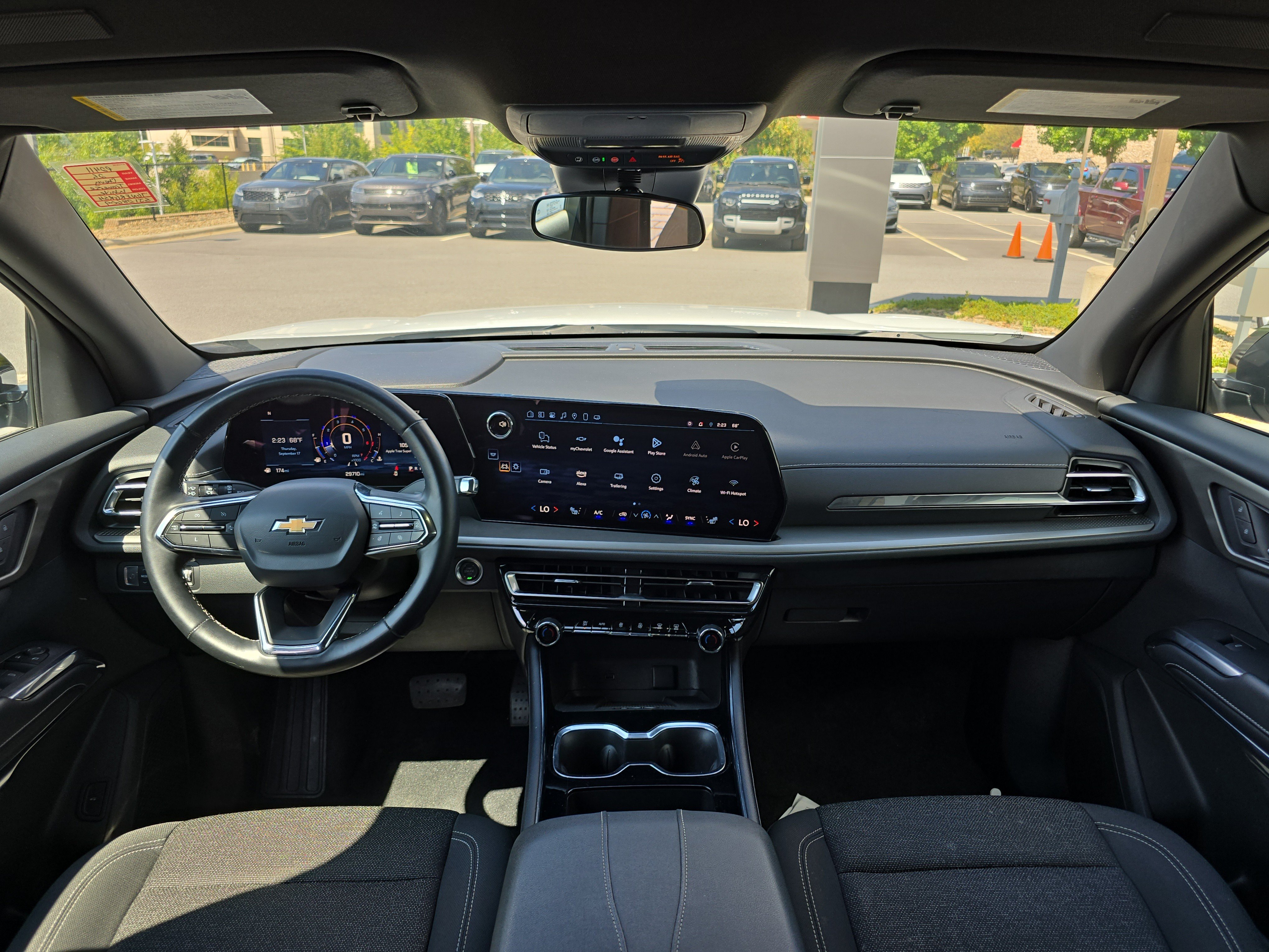 Used 2025 Chevrolet Traverse LT FWD image 17