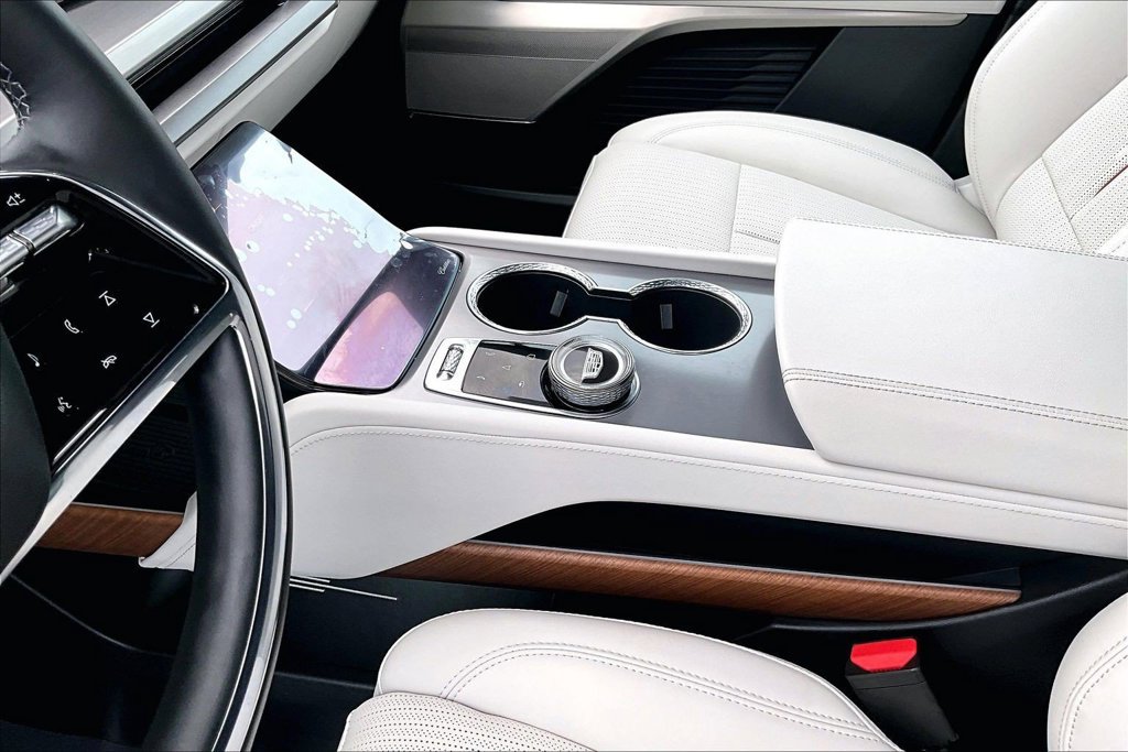 Used 2027 Cadillac Vistiq Luxury w/ LPO, Floor Liner Package AWD/4WD image 18