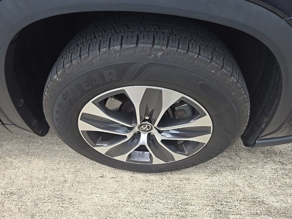 Used 2022 Toyota Highlander XLE FWD image 4