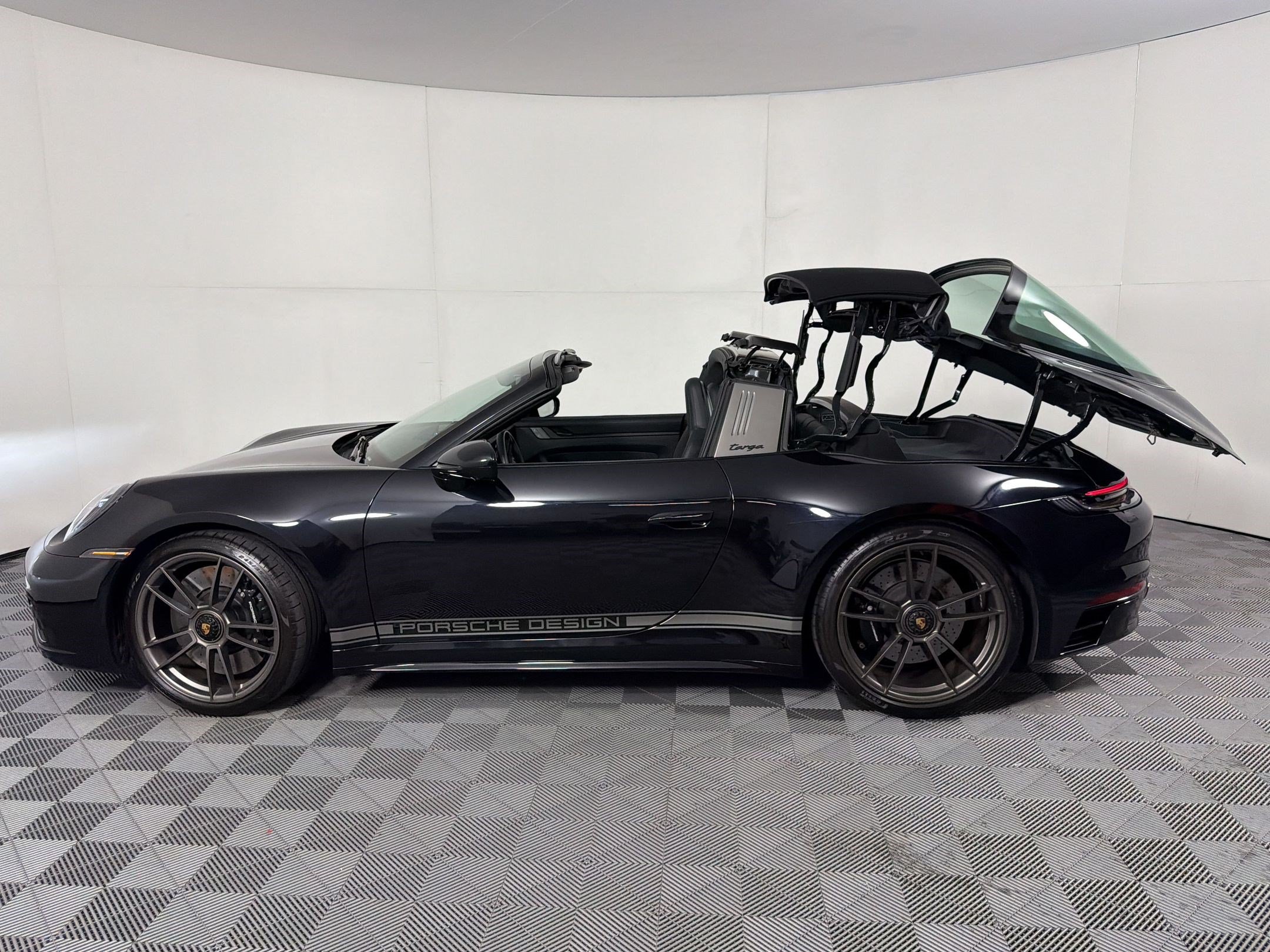 Certified 2023 Porsche 911 50th Anniversary Edition AWD/4WD image 34