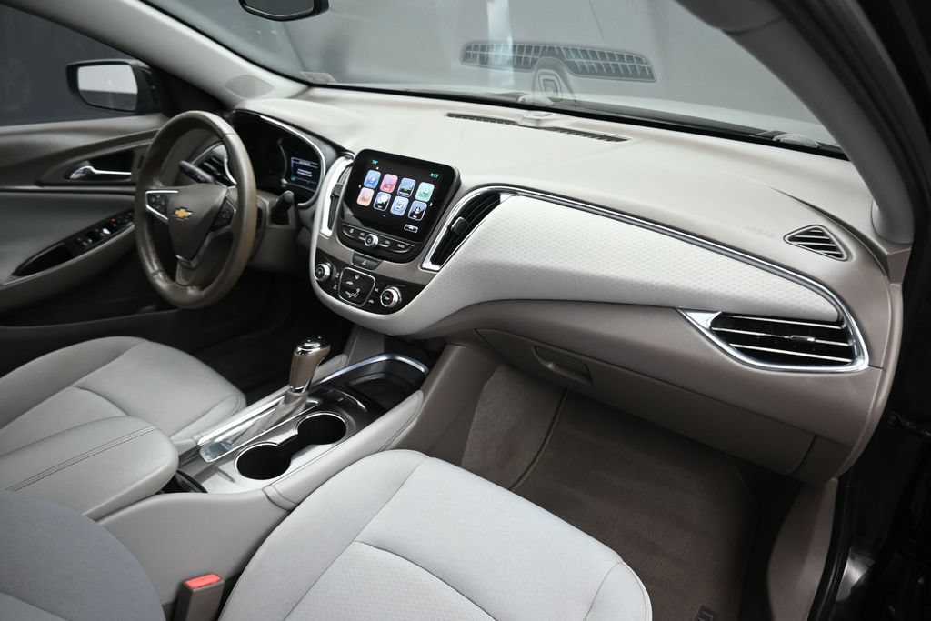 Used 2017 Chevrolet Malibu LT FWD image 40