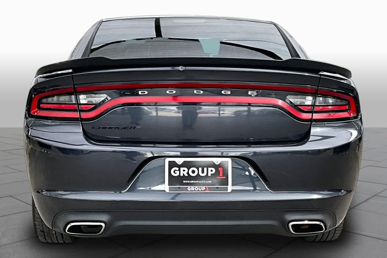 Used 2017 Dodge Charger SE w/ Blacktop Package RWD image 5