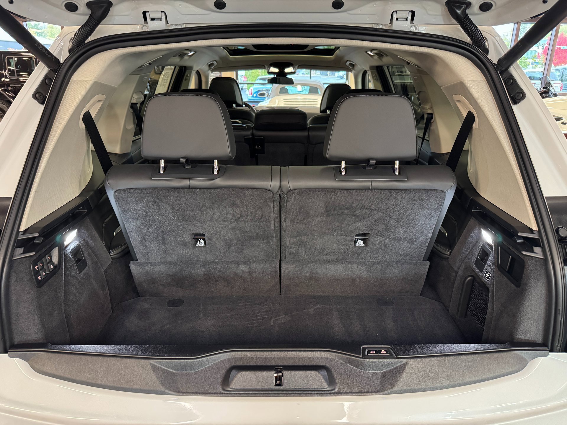 Used 2025 BMW X7 xDrive40i w/ Premium Package image 23