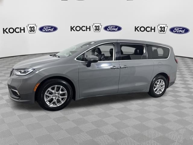 Used 2023 Chrysler Pacifica Touring-L image 4