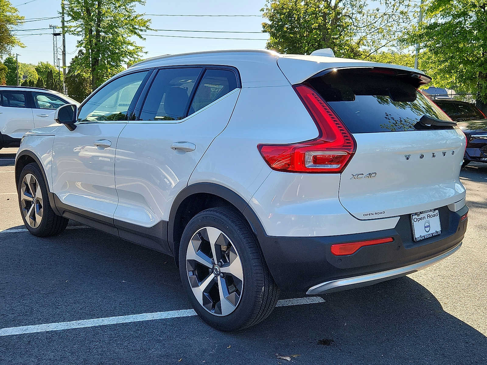 Certified 2023 Volvo XC40 B5 Plus w/ Driver Assist Package AWD/4WD image 4