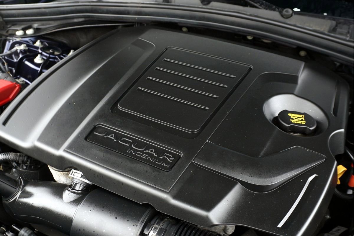 Used 2025 Jaguar F-PACE R-Dynamic S image 13