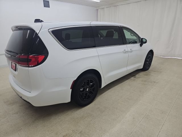Used 2023 Chrysler Pacifica Touring-L FWD image 16
