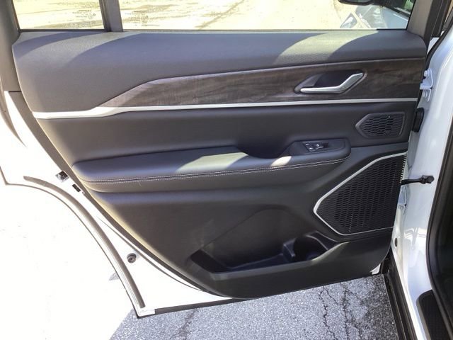 New 2026 Jeep Grand Cherokee L Limited w/ Limited Altitude Package AWD/4WD image 19