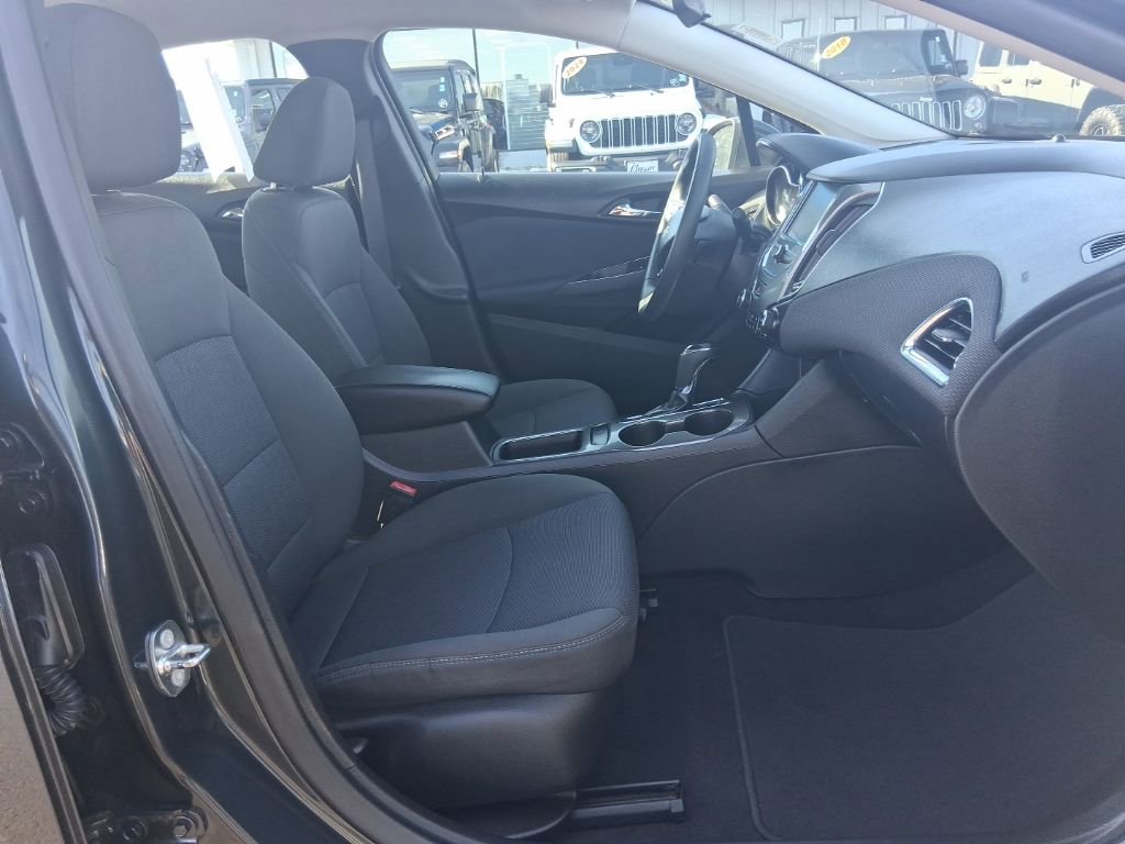 Used 2018 Chevrolet Cruze LT w/ LT Convenience Package image 12