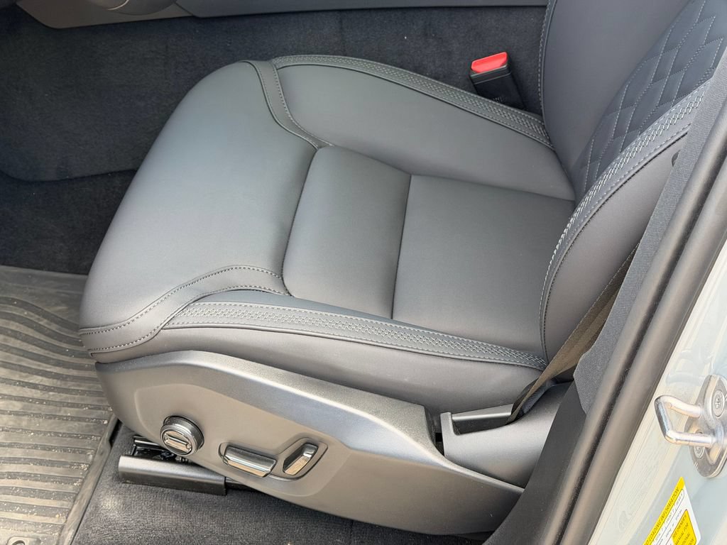 New 2026 Volvo XC90 B6 Plus w/ Protection Package Premier AWD/4WD image 16