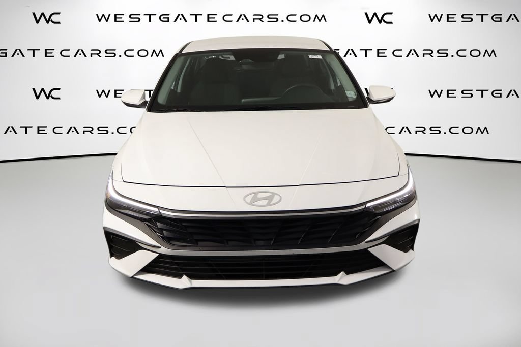 Used 2025 Hyundai Elantra SE FWD image 2