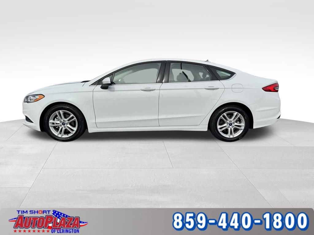 Used 2018 Ford Fusion SE w/ Fusion SE Technology Package image 2