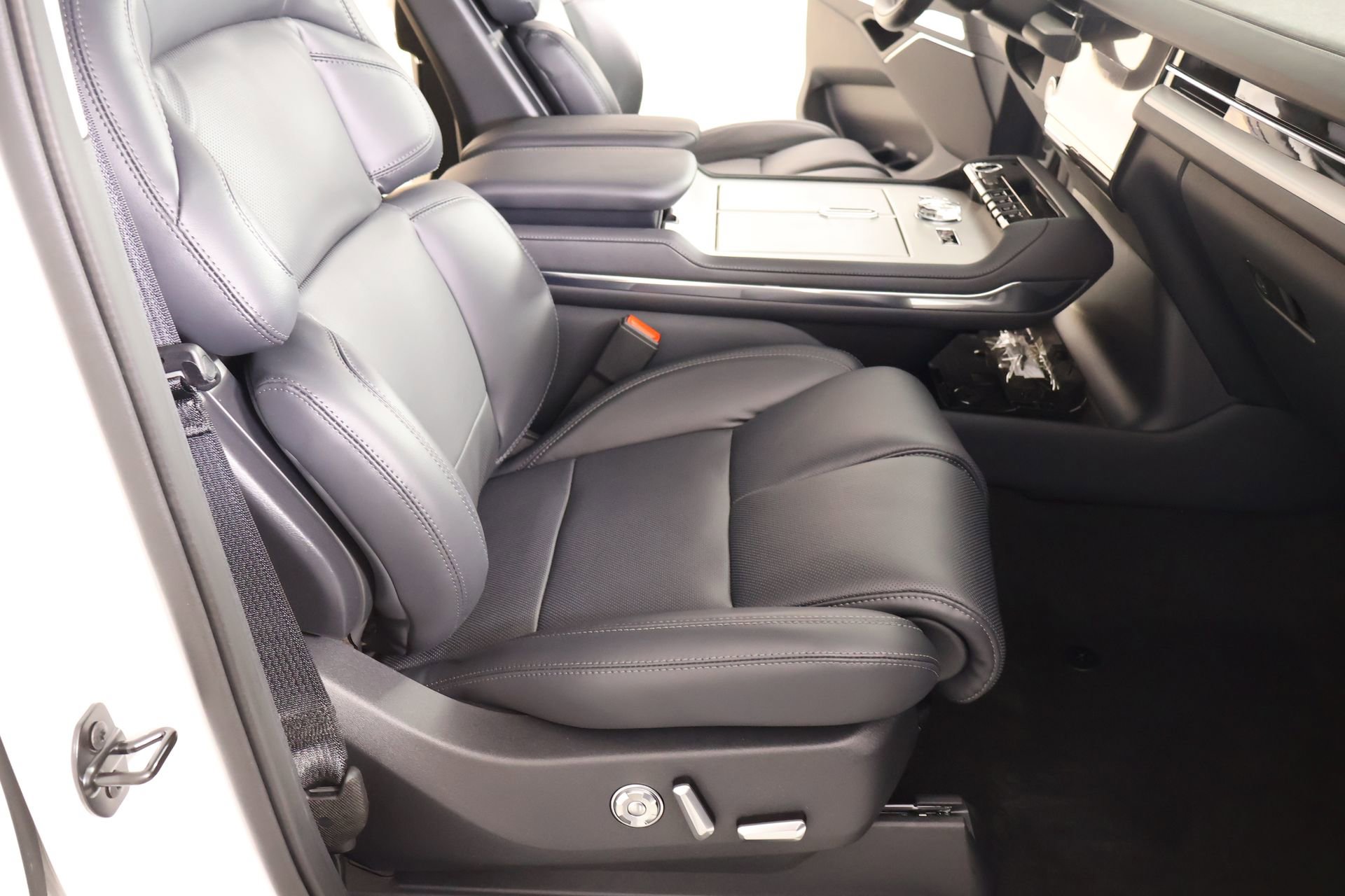 New 2026 Lincoln Navigator Premiere AWD/4WD image 15