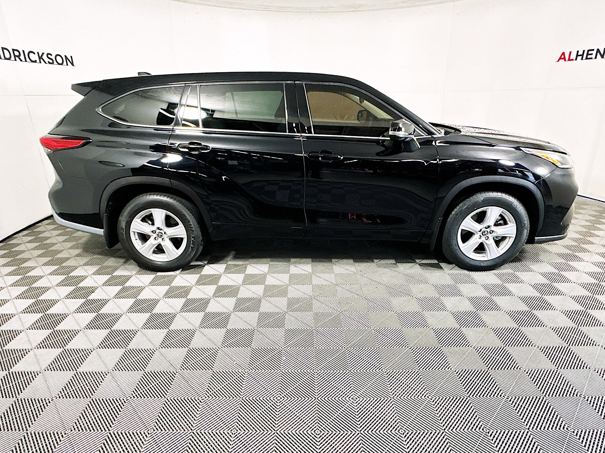 Used 2021 Toyota Highlander L video 2