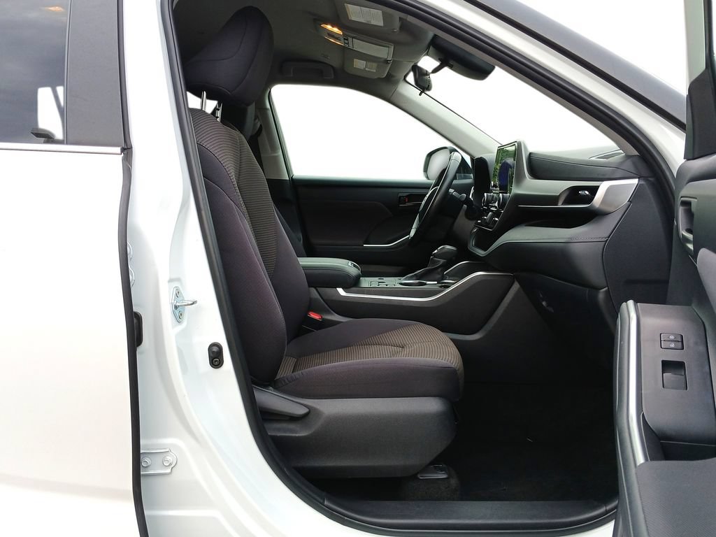 Used 2024 Toyota Highlander LE FWD image 29