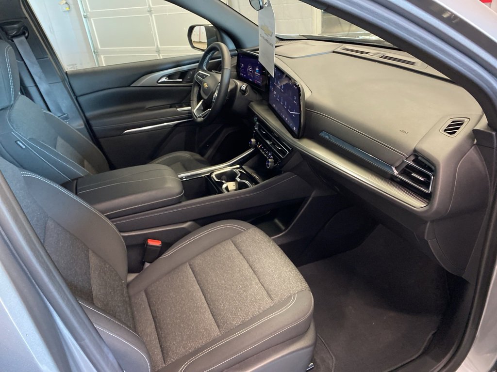 Used 2025 Chevrolet Traverse LT image 18