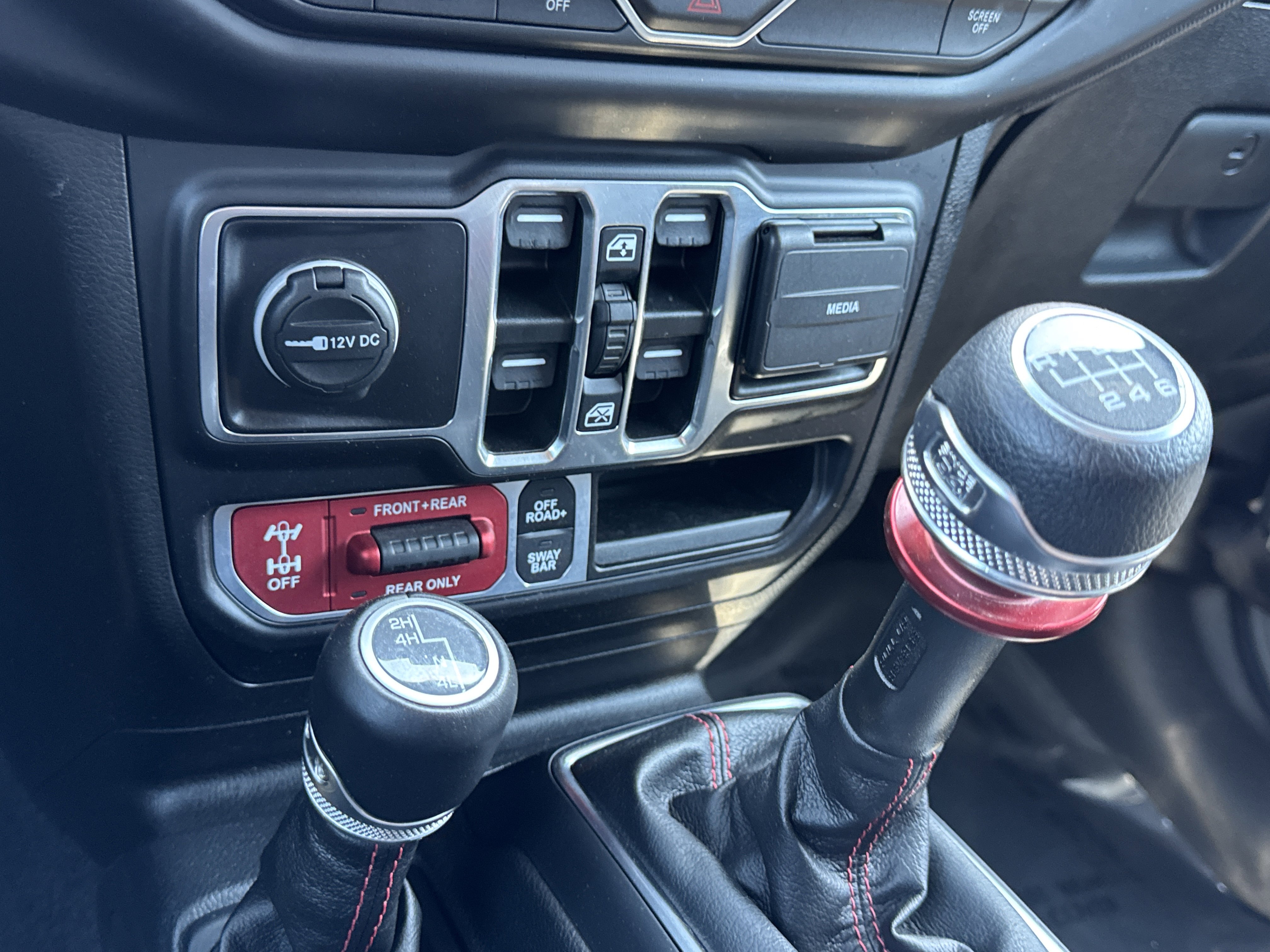 Used 2022 Jeep Gladiator Rubicon w/ Trailer Tow Package AWD/4WD image 8