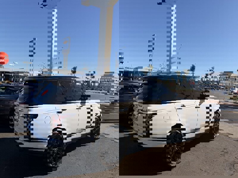 Used 2016 Land Rover Range Rover HSE image 3