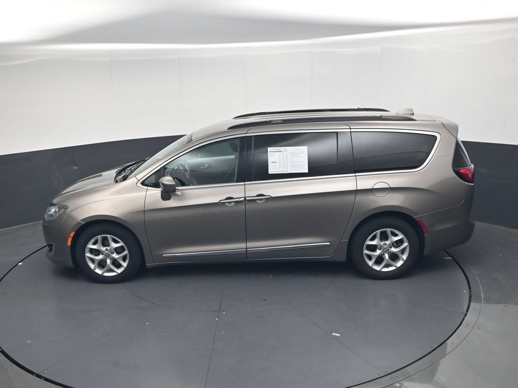 Used 2017 Chrysler Pacifica Touring-L w/ Tire & Wheel Group FWD image 31