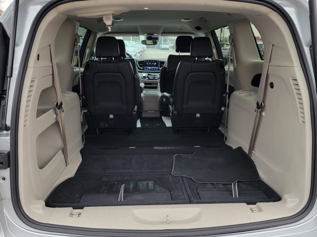 Used 2024 Chrysler Pacifica Touring-L image 28