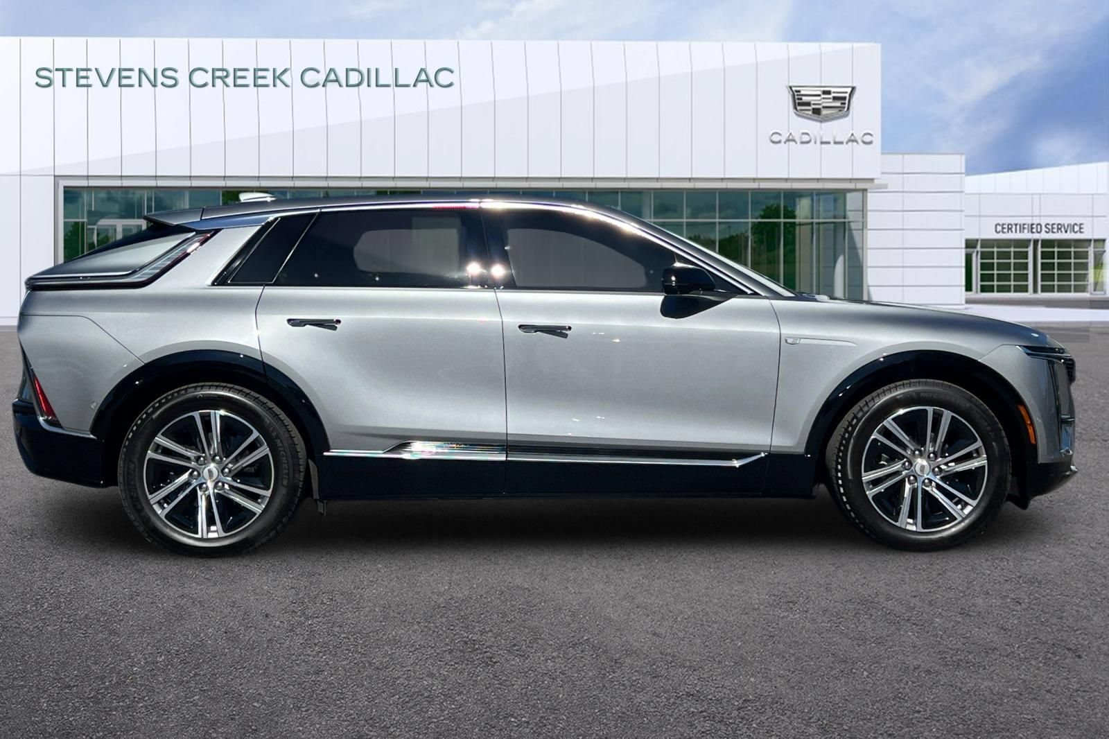 Used 2026 Cadillac Lyriq Luxury w/ LPO, Floor Liner Package RWD image 2