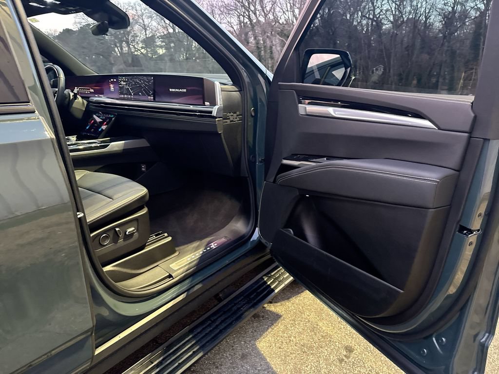 Used 2025 Cadillac Escalade Sport AWD/4WD image 32