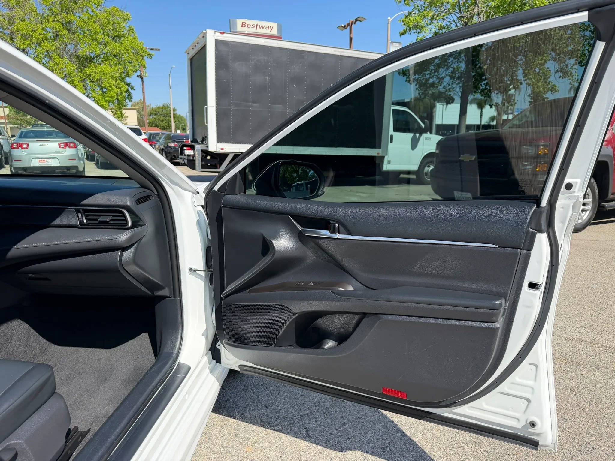 Used 2021 Toyota Camry SE FWD image 21