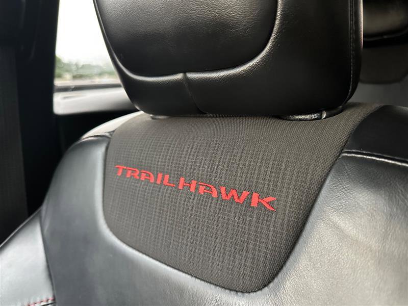 Used 2016 Jeep Cherokee Trailhawk AWD/4WD image 31