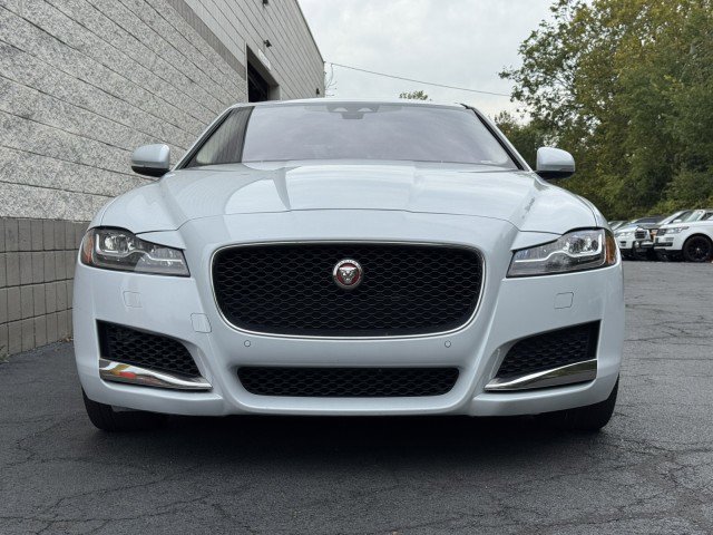 Used 2018 Jaguar XF Premium image 11