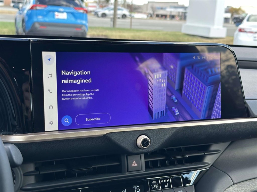 Used 2023 Toyota Crown XLE image 3