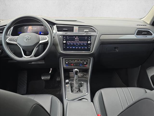 Used 2024 Volkswagen Tiguan SE w/ Panoramic Sunroof Package image 18