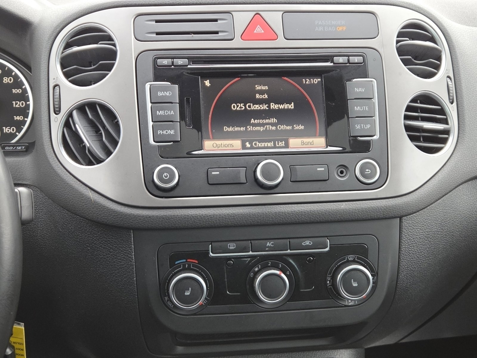 Used 2011 Volkswagen Tiguan S image 25