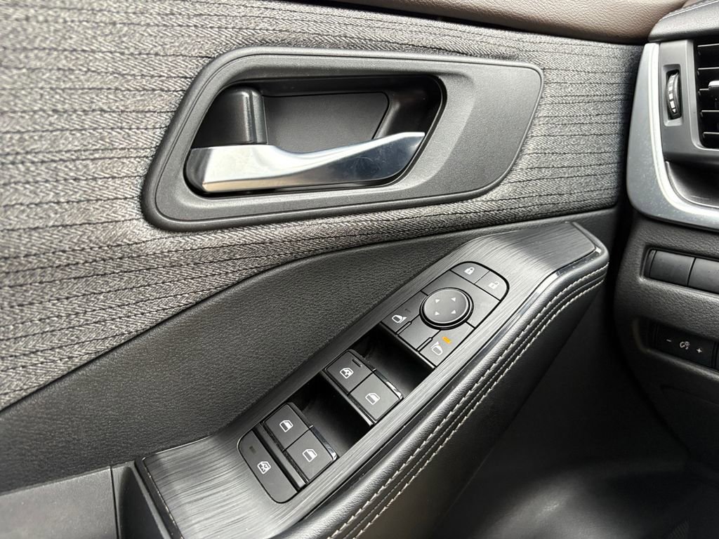 Used 2023 Nissan Rogue SV image 10