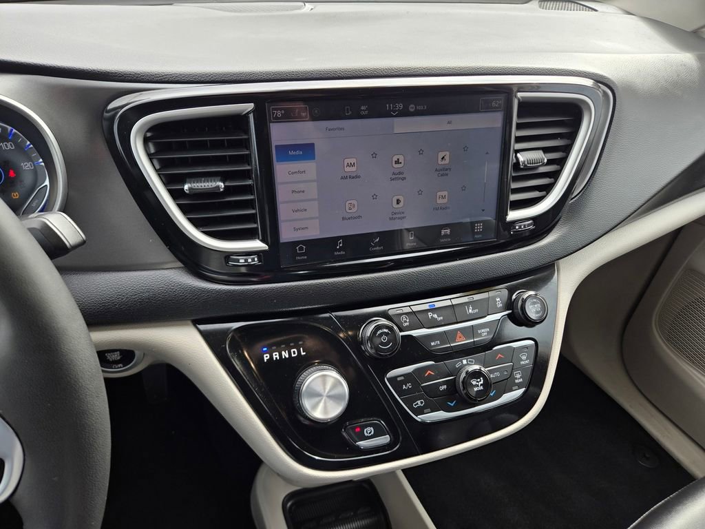 Used 2024 Chrysler Pacifica Touring-L FWD image 10