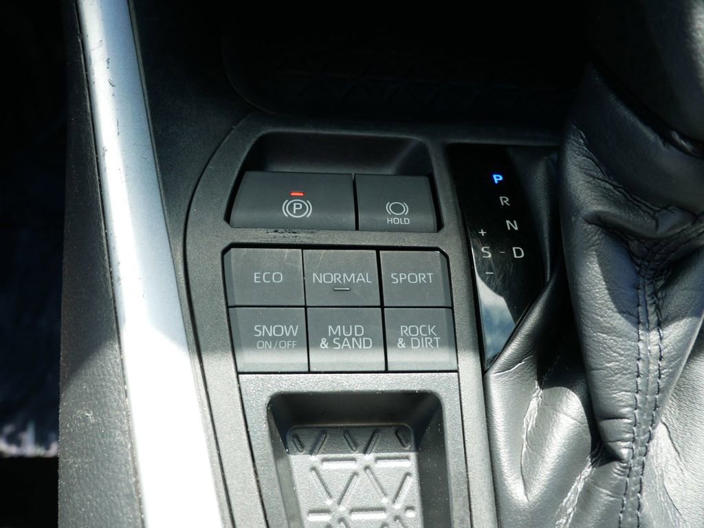 Certified 2022 Toyota RAV4 LE AWD/4WD image 22