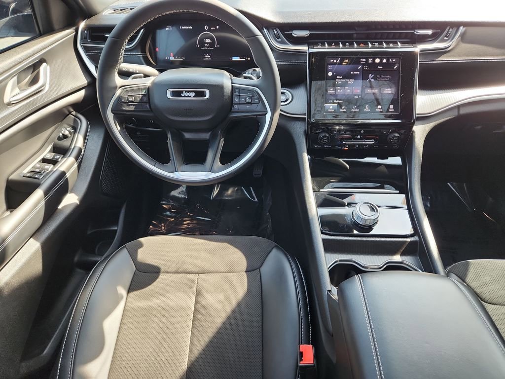 Used 2024 Jeep Grand Cherokee Altitude AWD/4WD image 4