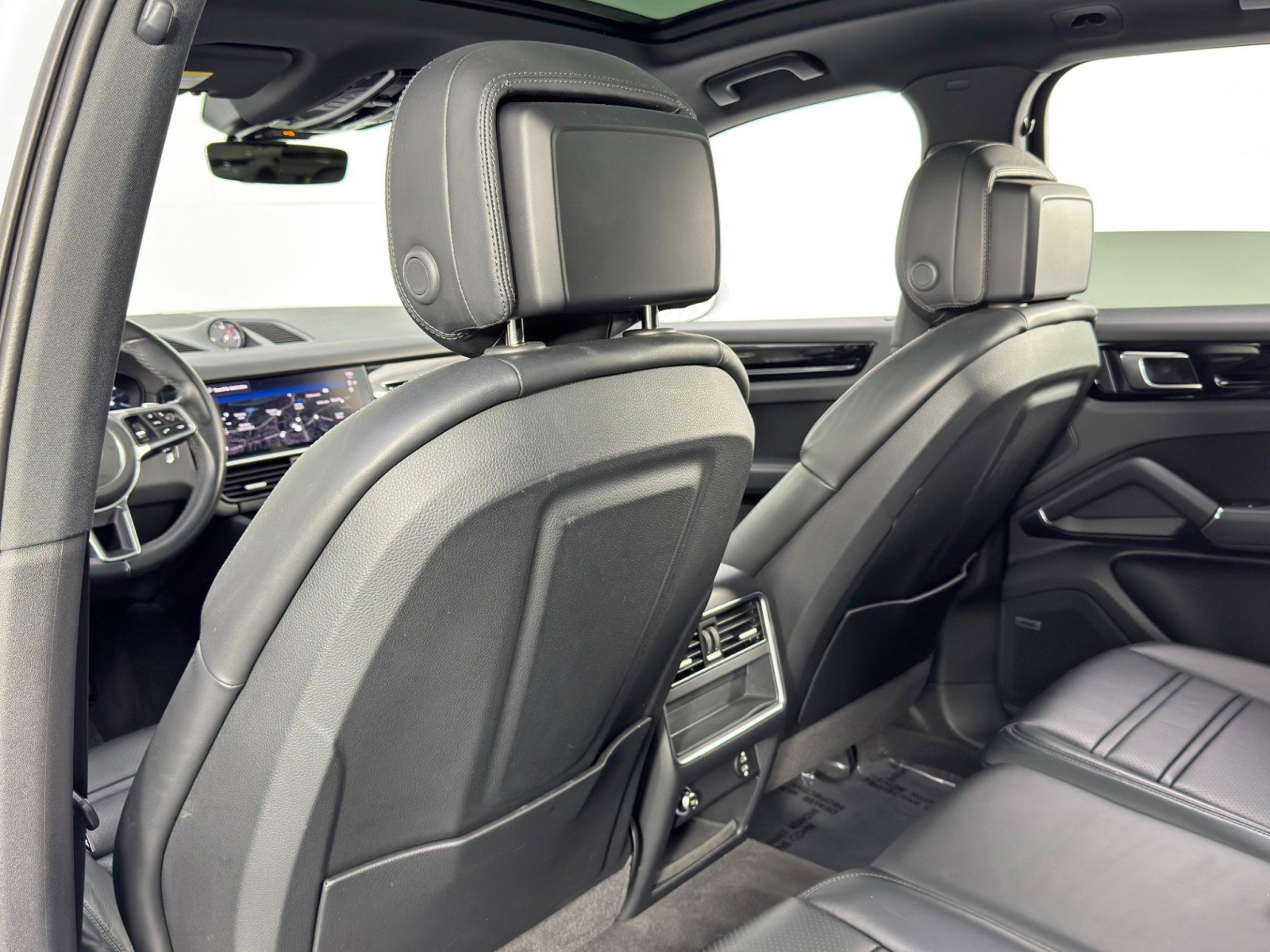 Used 2023 Porsche Cayenne Platinum Edition w/ Premium Package image 35